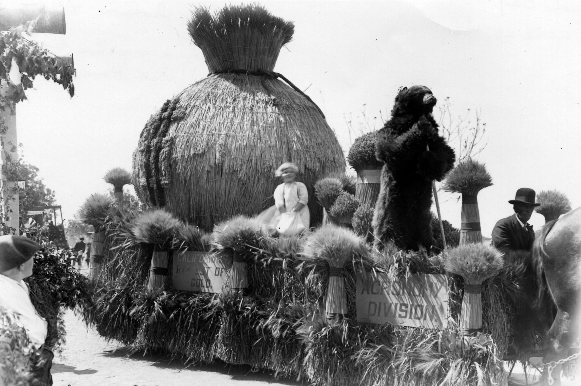 Float of shaped hay with a large bear